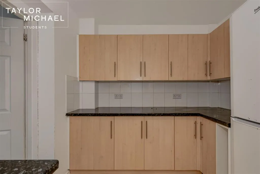 6 bedroom semi-detached house for rent