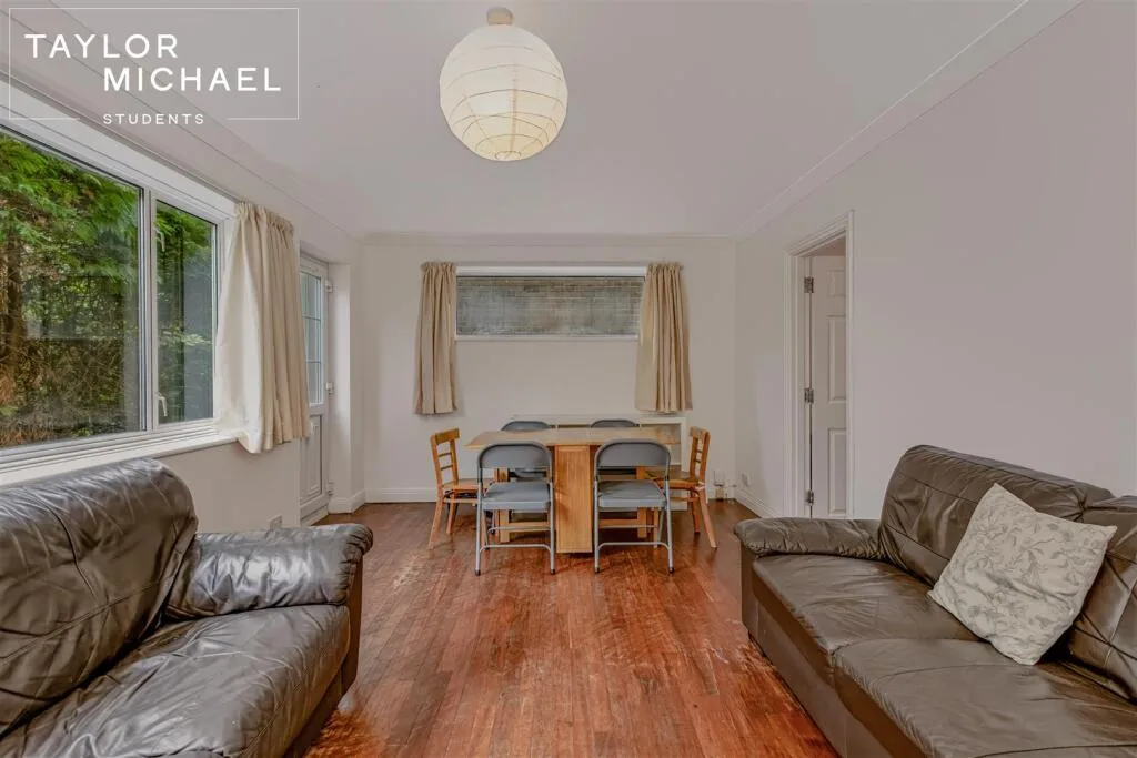 6 bedroom semi-detached house for rent
