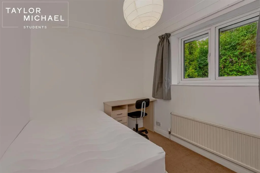 6 bedroom semi-detached house for rent