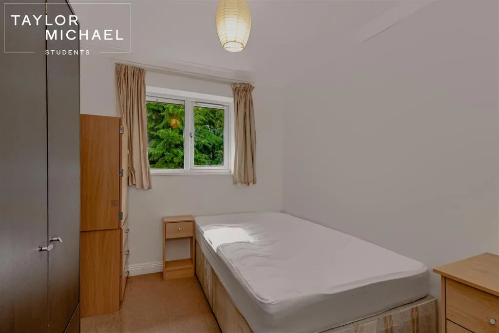 6 bedroom semi-detached house for rent