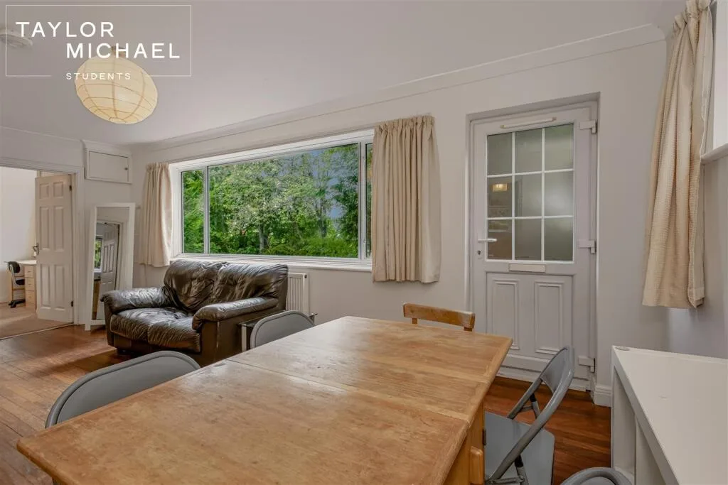 6 bedroom semi-detached house for rent