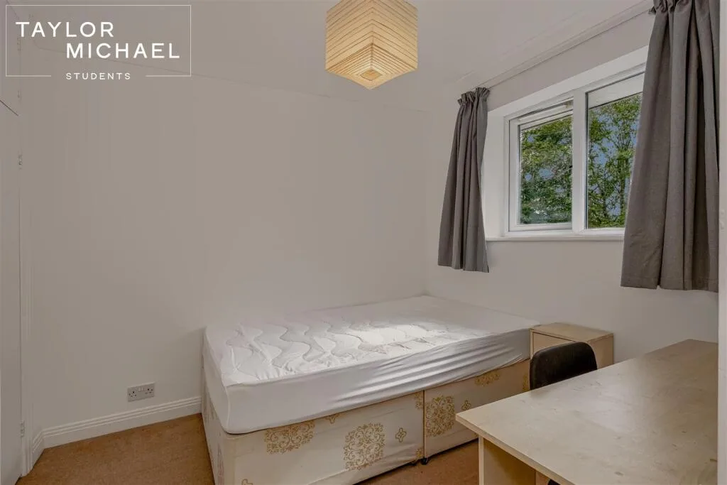 6 bedroom semi-detached house for rent