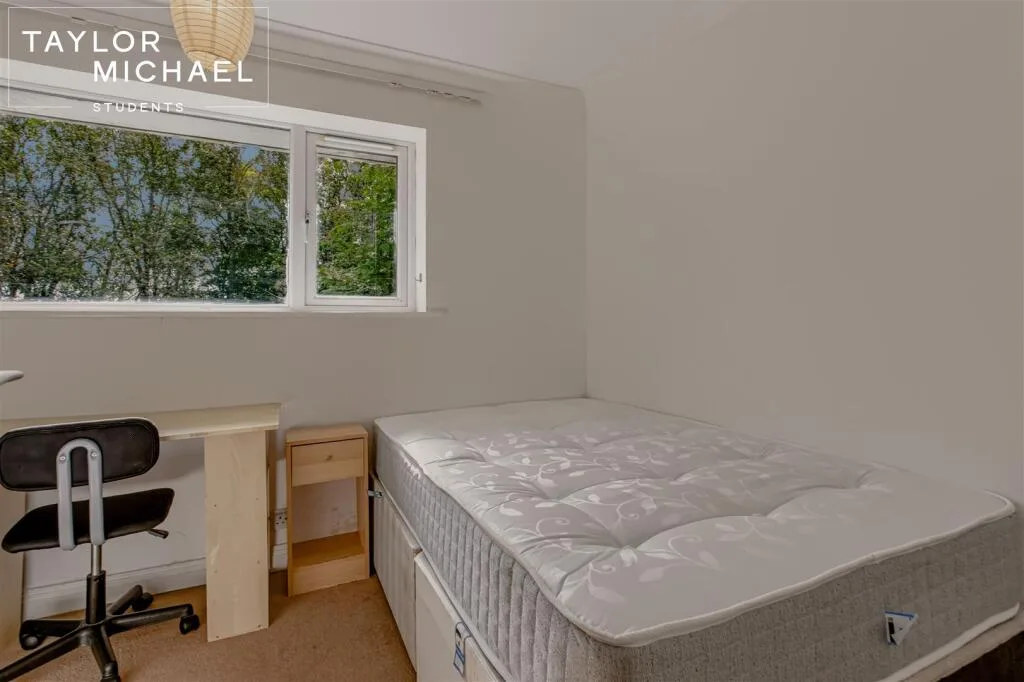 6 bedroom semi-detached house for rent