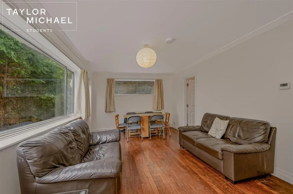 6 bedroom semi-detached house for rent