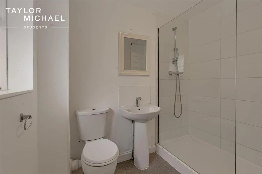 6 bedroom semi-detached house for rent