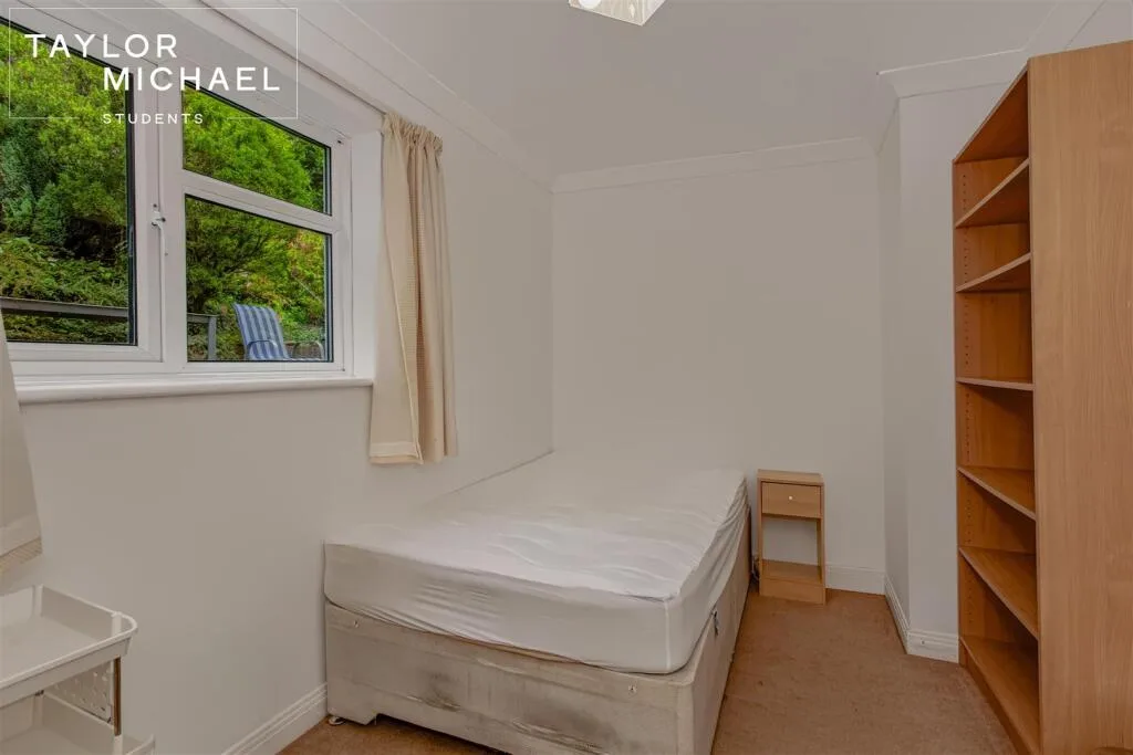 6 bedroom semi-detached house for rent