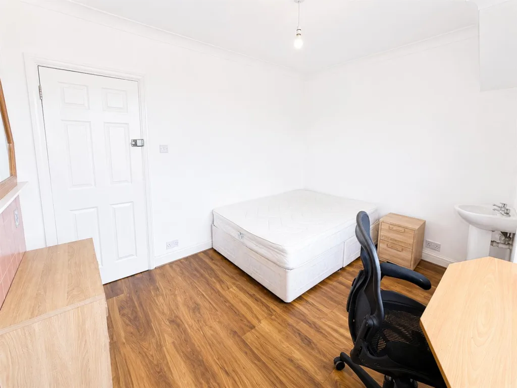 6 bedroom house for rent