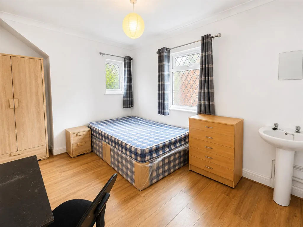 6 bedroom house for rent