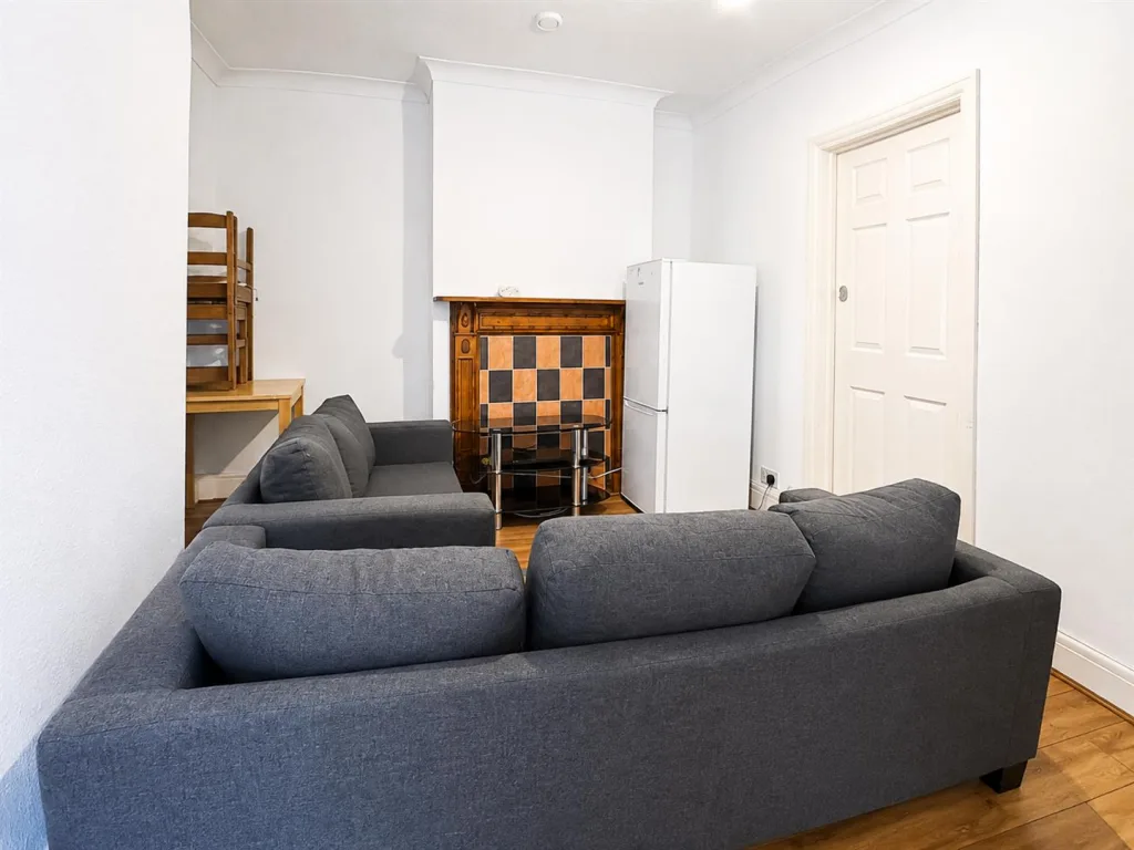 6 bedroom house for rent