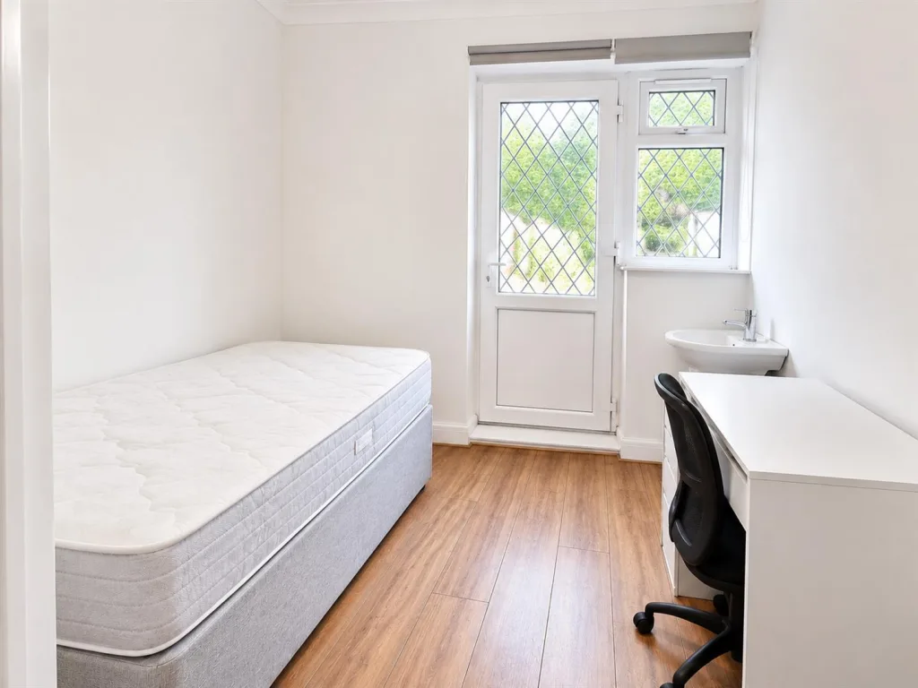 6 bedroom house for rent