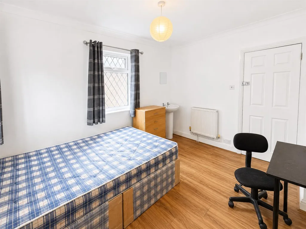6 bedroom house for rent