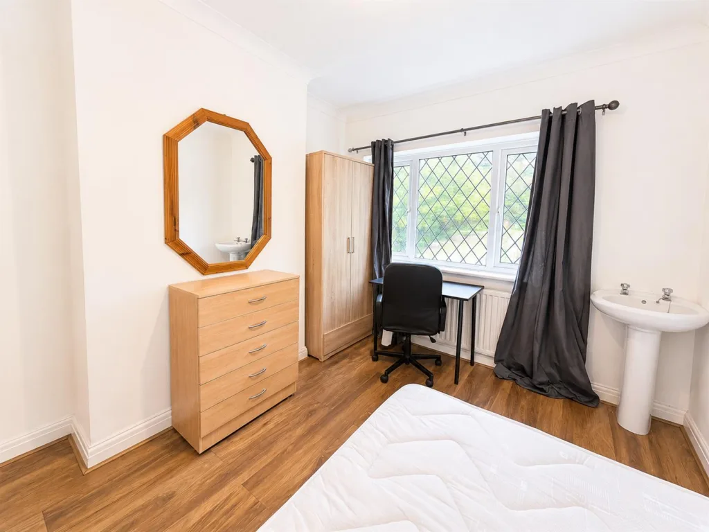 6 bedroom house for rent