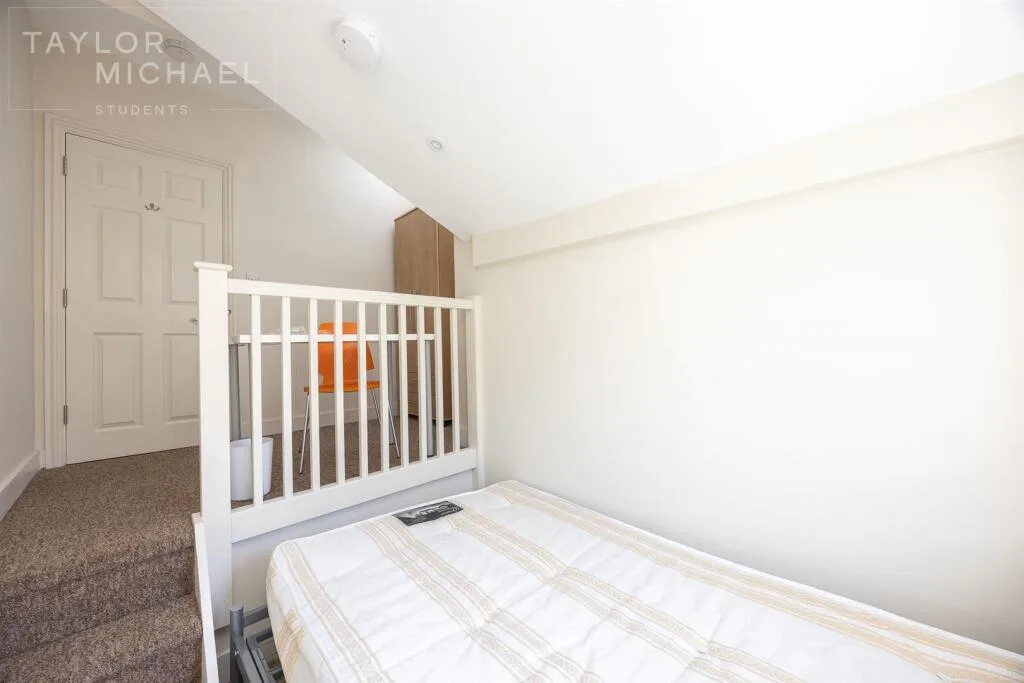 6 bedroom terraced house for rent