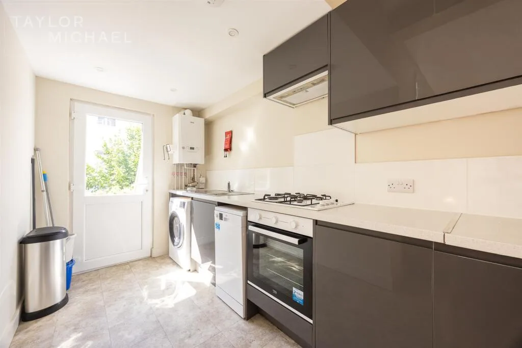 6 bedroom terraced house for rent