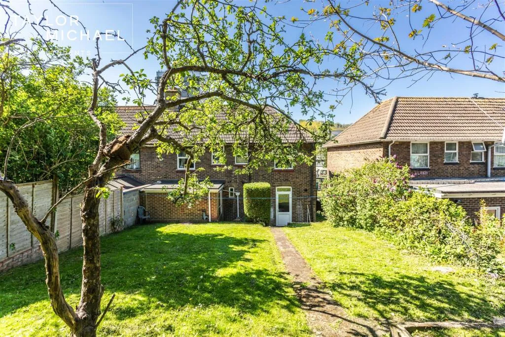 5 bedroom semi-detached house for rent