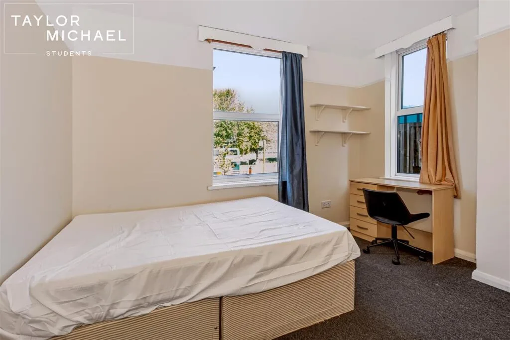 5 bedroom semi-detached house for rent