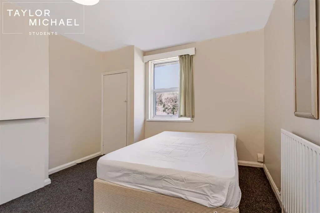5 bedroom semi-detached house for rent