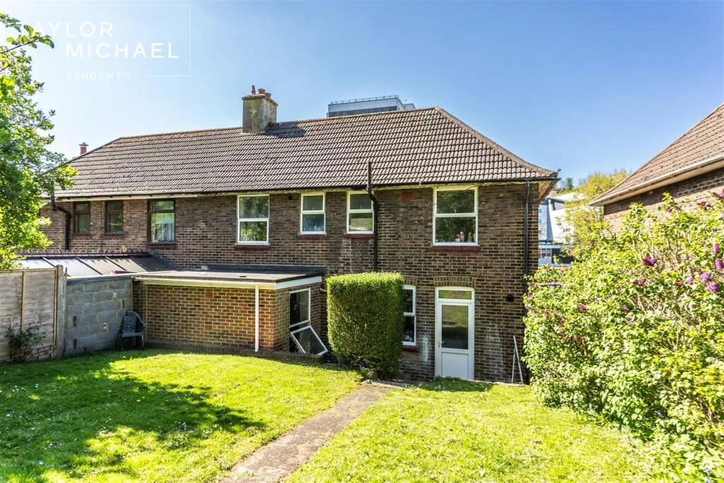 5 bedroom semi-detached house for rent