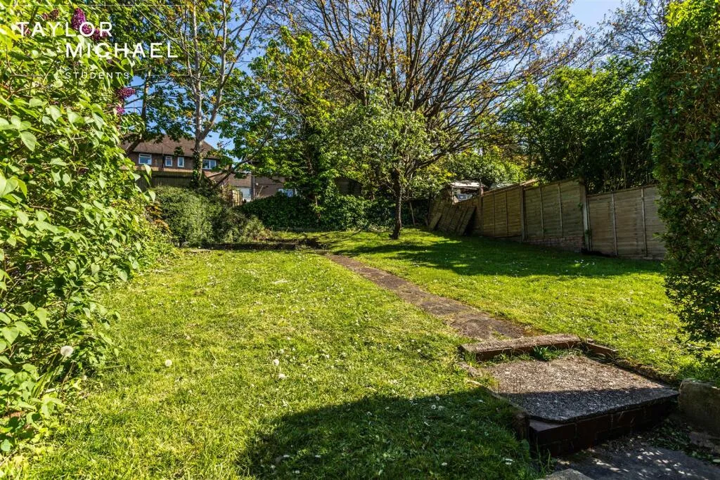 5 bedroom semi-detached house for rent