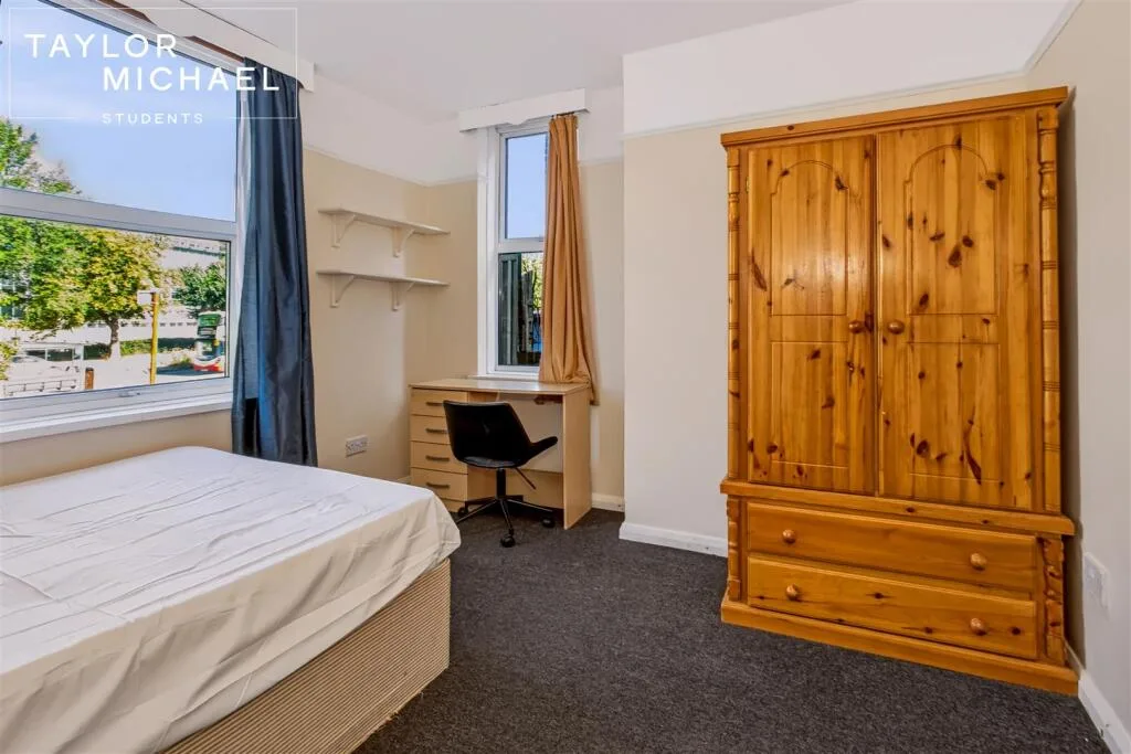 5 bedroom semi-detached house for rent