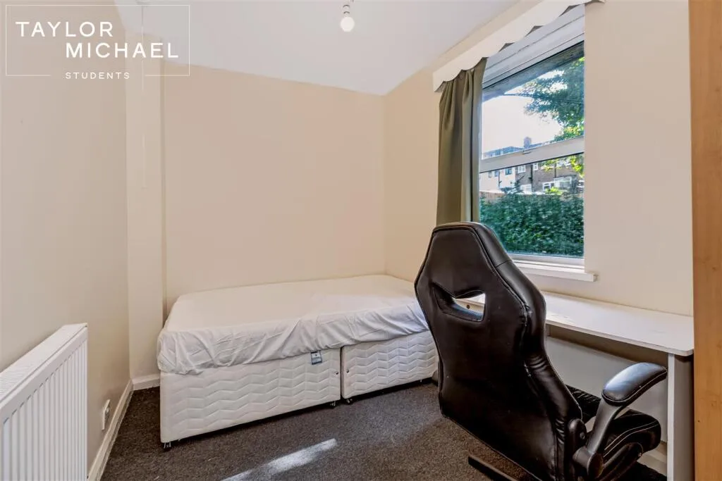 5 bedroom semi-detached house for rent