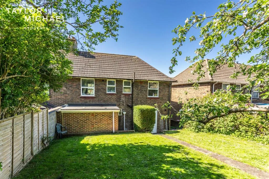 5 bedroom semi-detached house for rent