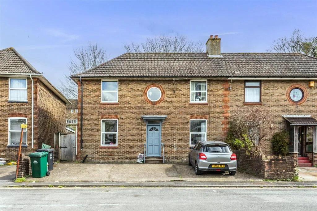 5 bedroom semi-detached house for rent
