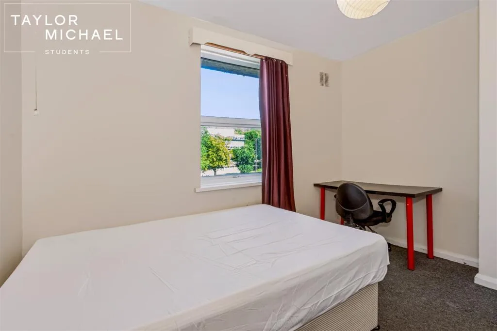 5 bedroom semi-detached house for rent