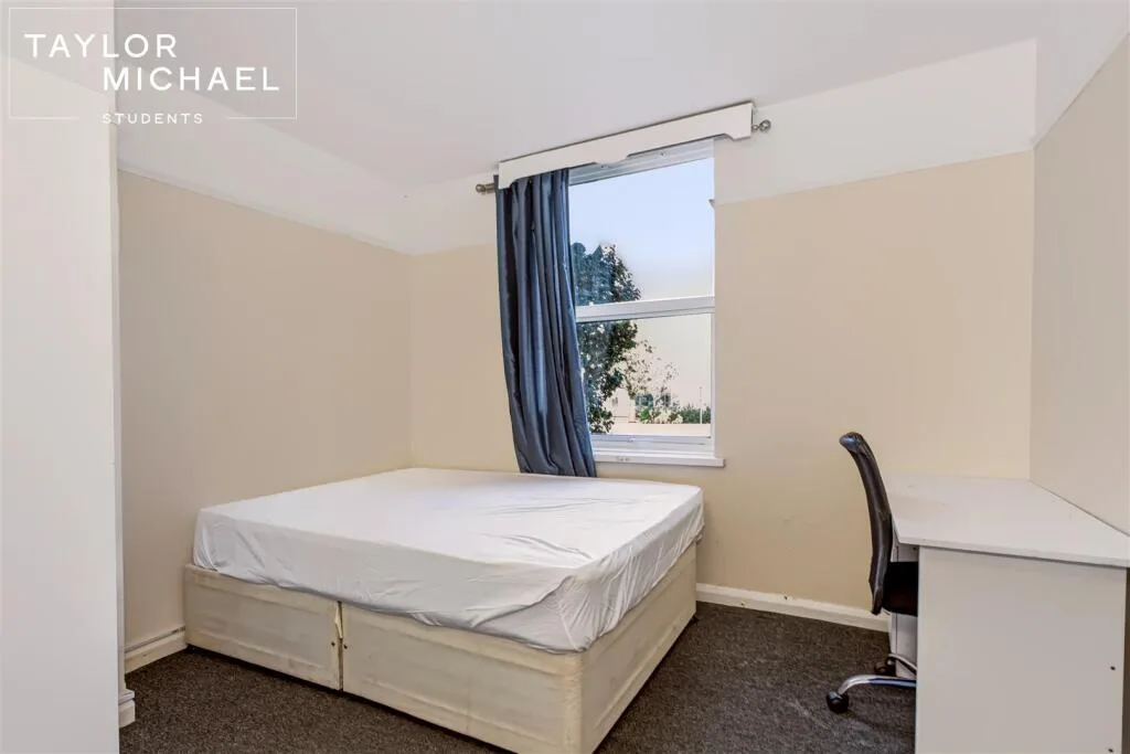 5 bedroom semi-detached house for rent