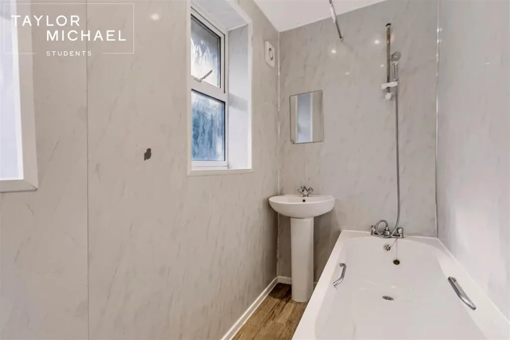5 bedroom semi-detached house for rent