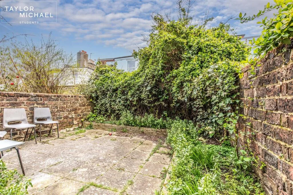 6 bedroom terraced house for rent