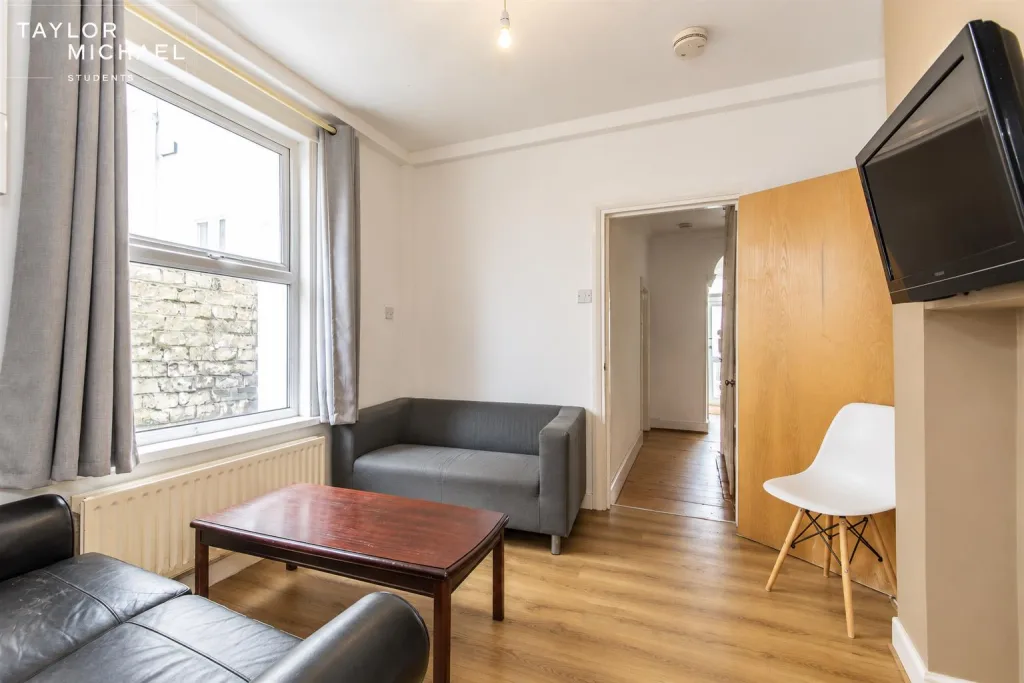 6 bedroom terraced house for rent