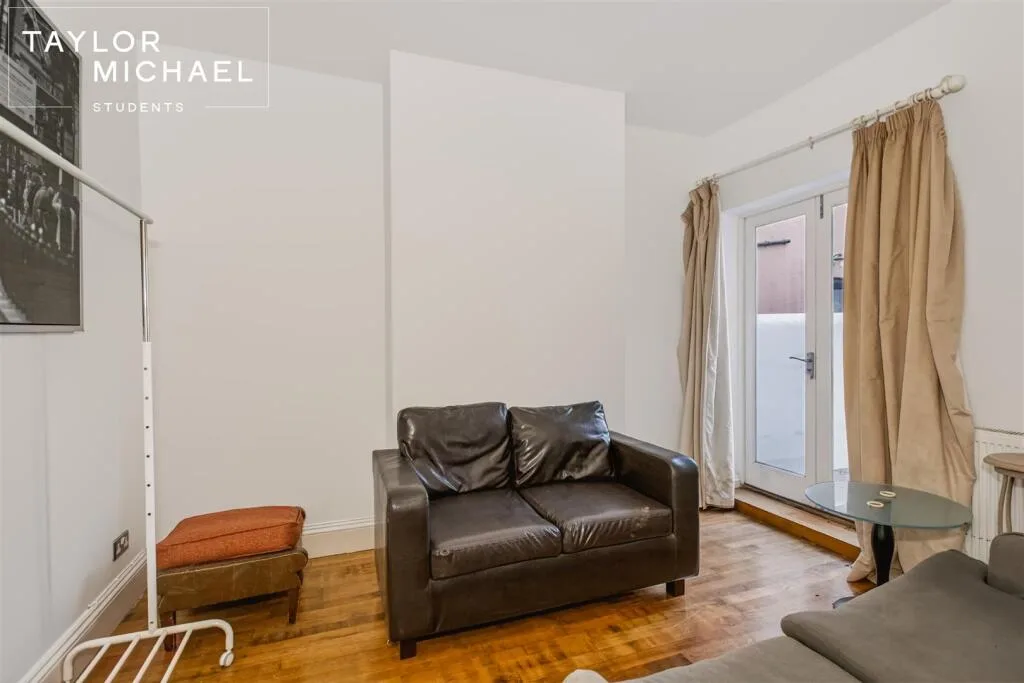 5 bedroom terraced house for rent