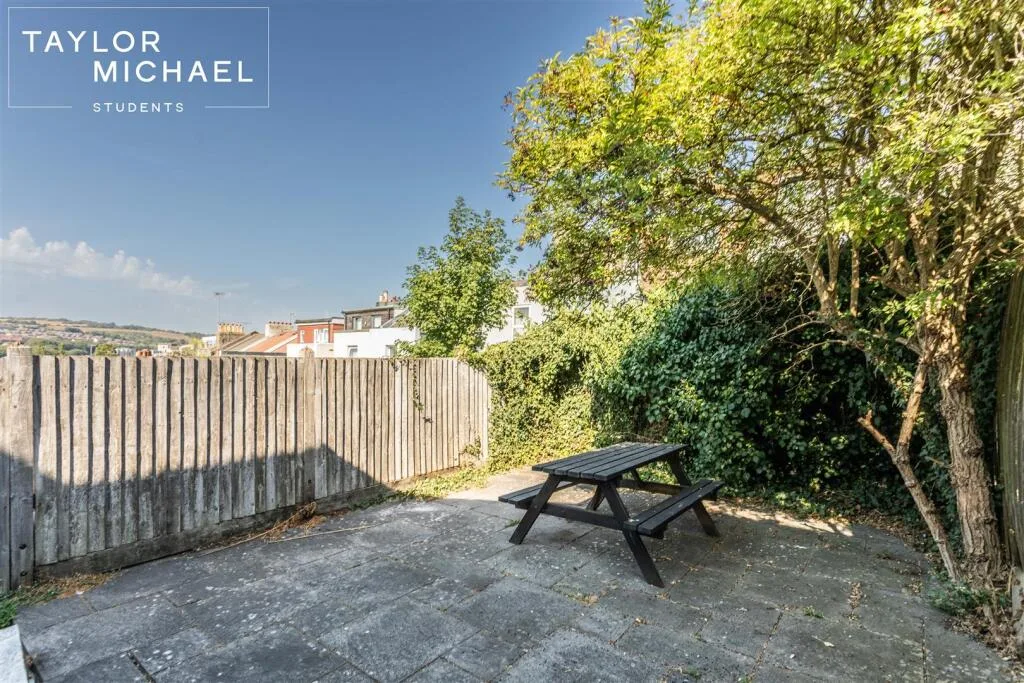 5 bedroom terraced house for rent