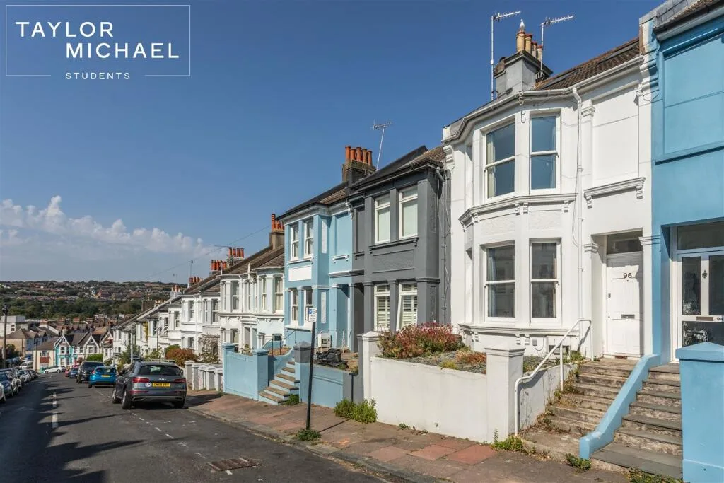 5 bedroom terraced house for rent
