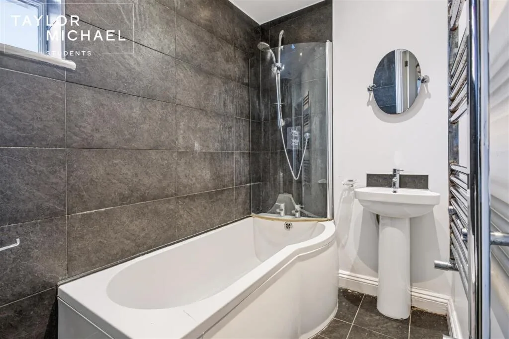 5 bedroom terraced house for rent