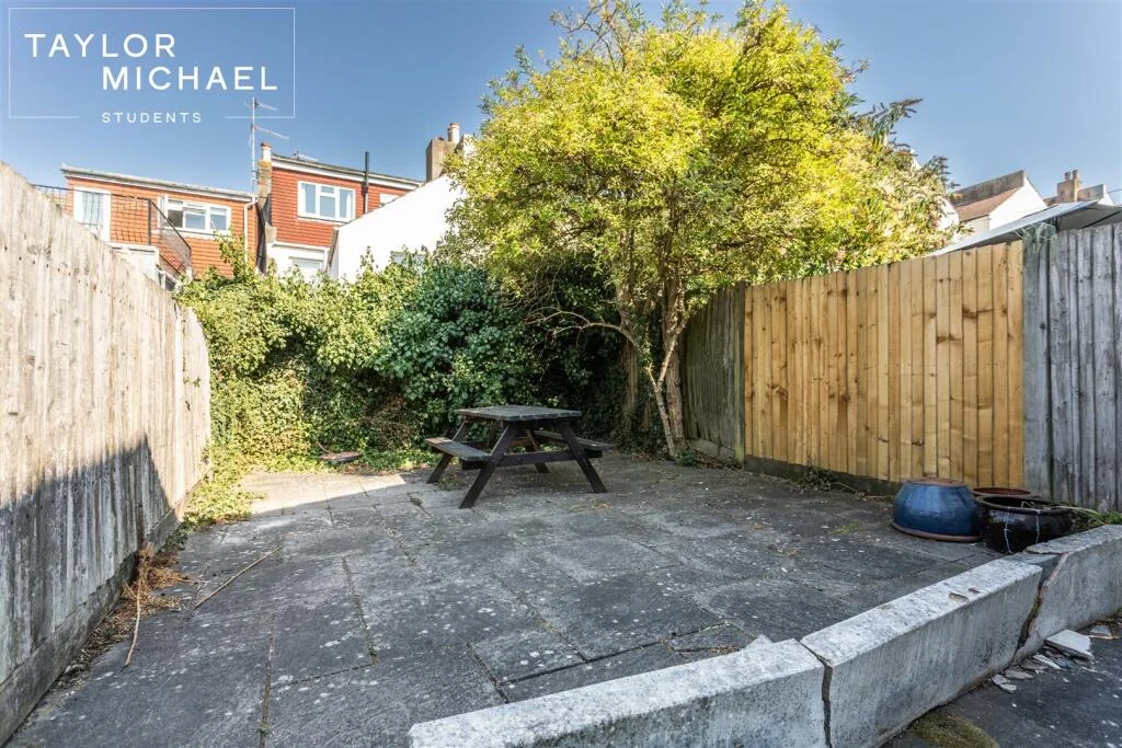 5 bedroom terraced house for rent