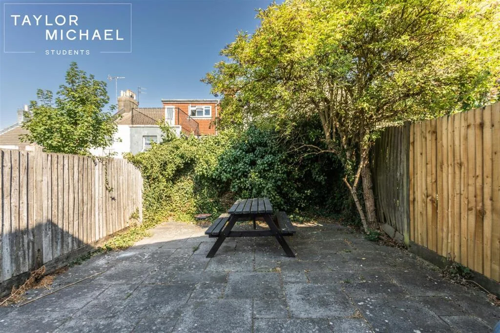 5 bedroom terraced house for rent