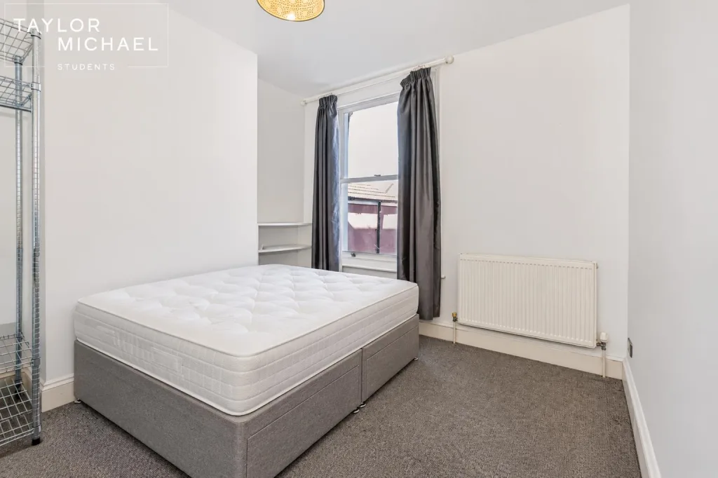 5 bedroom terraced house for rent