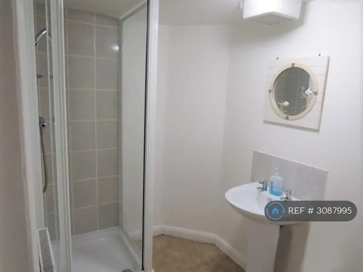 6 bedroom terraced house for rent
