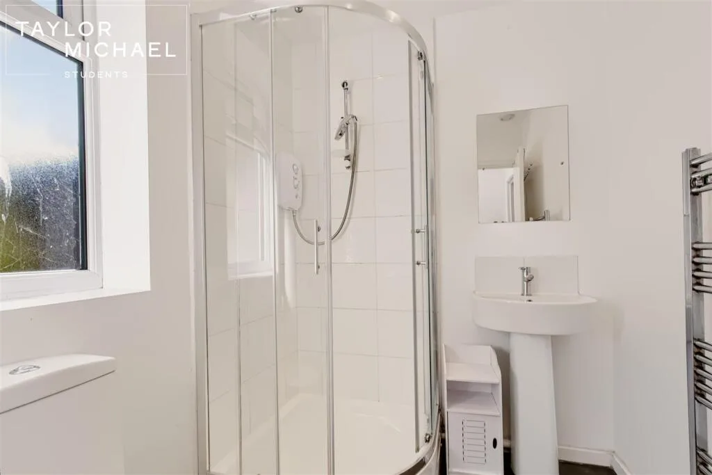 6 bedroom semi-detached house for rent