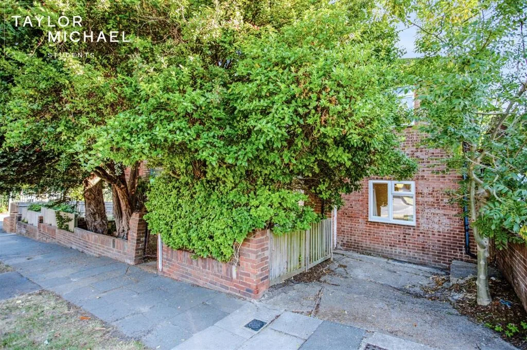 6 bedroom semi-detached house for rent