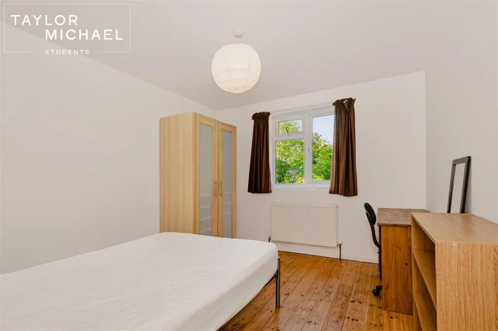 6 bedroom semi-detached house for rent