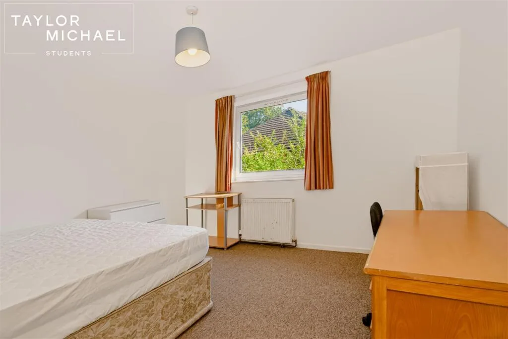 6 bedroom semi-detached house for rent
