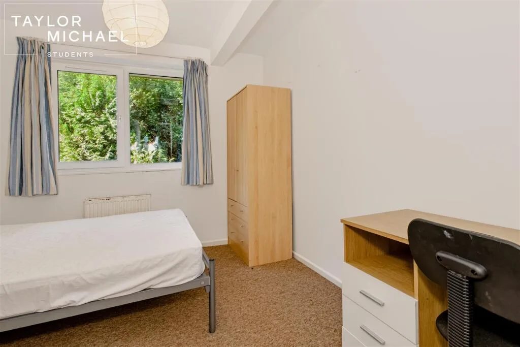 6 bedroom semi-detached house for rent