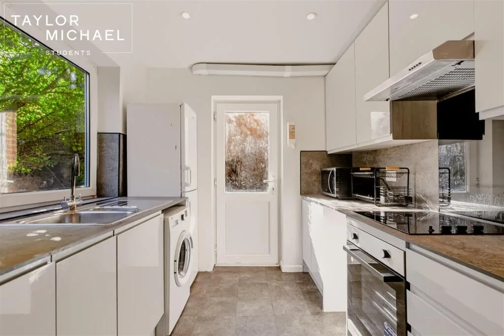 6 bedroom semi-detached house for rent