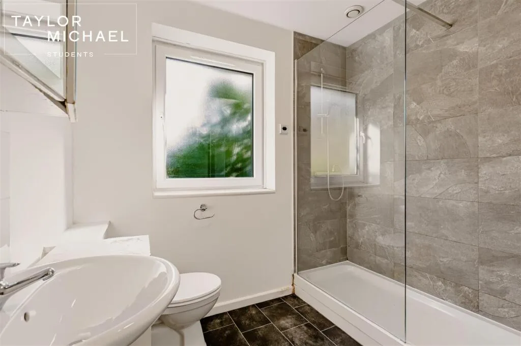 6 bedroom semi-detached house for rent