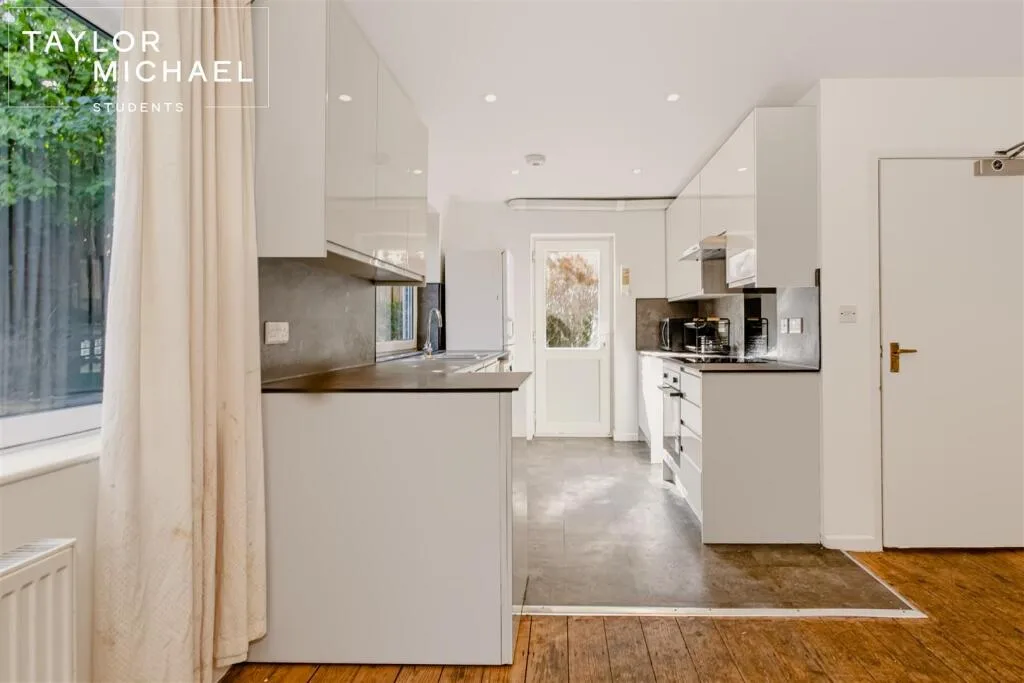 6 bedroom semi-detached house for rent