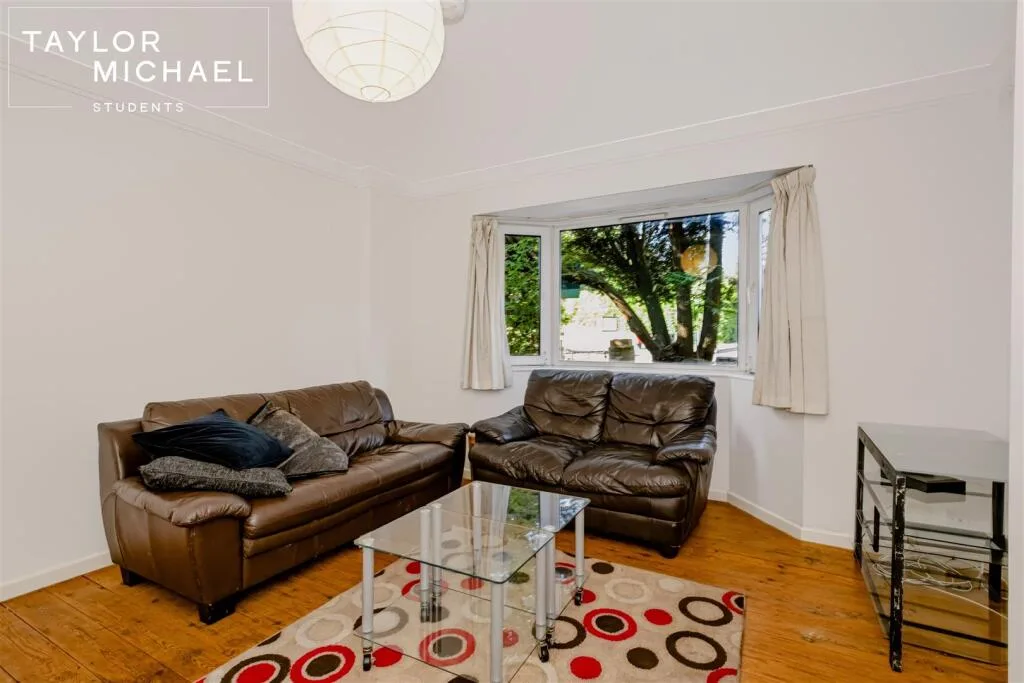 6 bedroom semi-detached house for rent