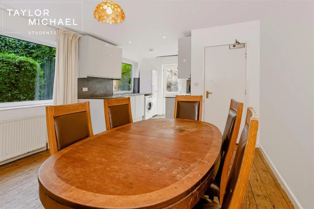 6 bedroom semi-detached house for rent